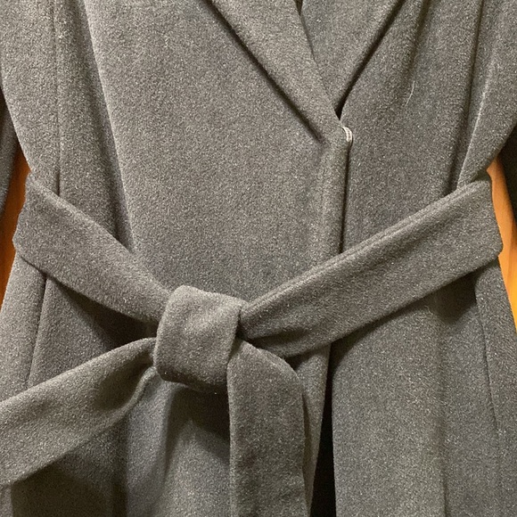 Calvin Klein black robe coat with a belt and two packets on the side used - Picture 4 of 16